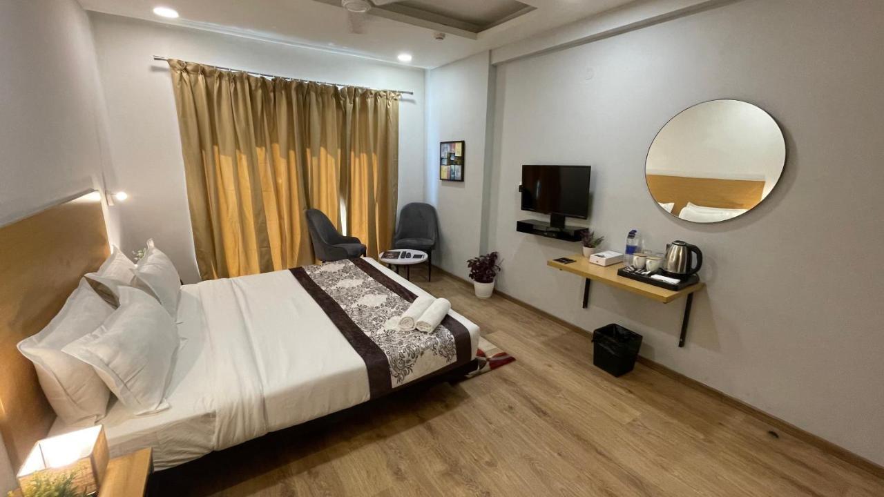 Saltstayz Express -Medicity Near Medanta Hospital Gurgaon Exterior photo