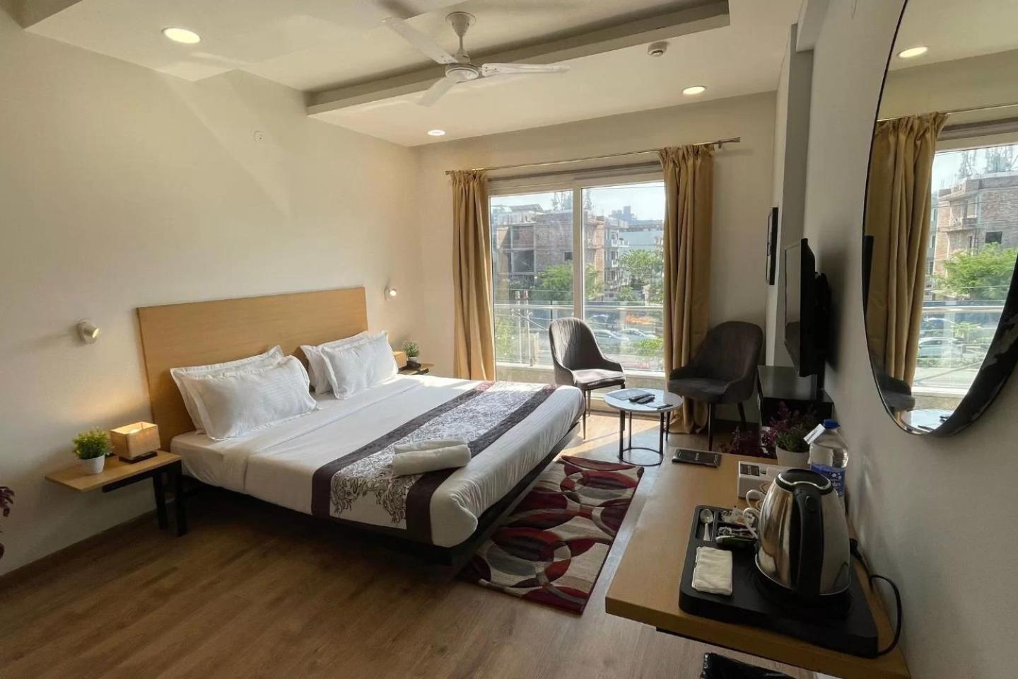 Saltstayz Express -Medicity Near Medanta Hospital Gurgaon Exterior photo